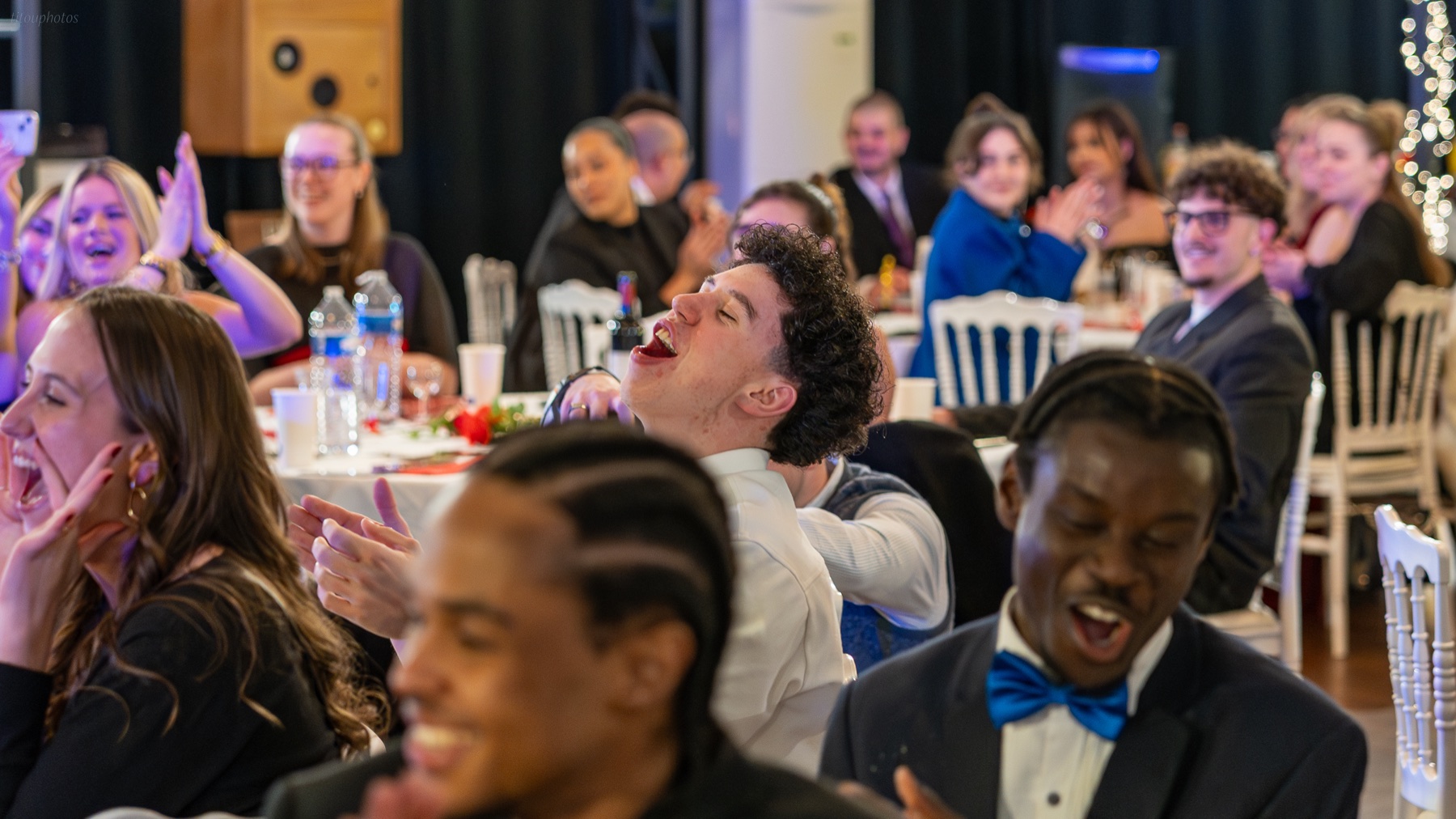 Invités souriants et applaudissant pendant le gala de l’Amicale des Étudiants de Périgueux