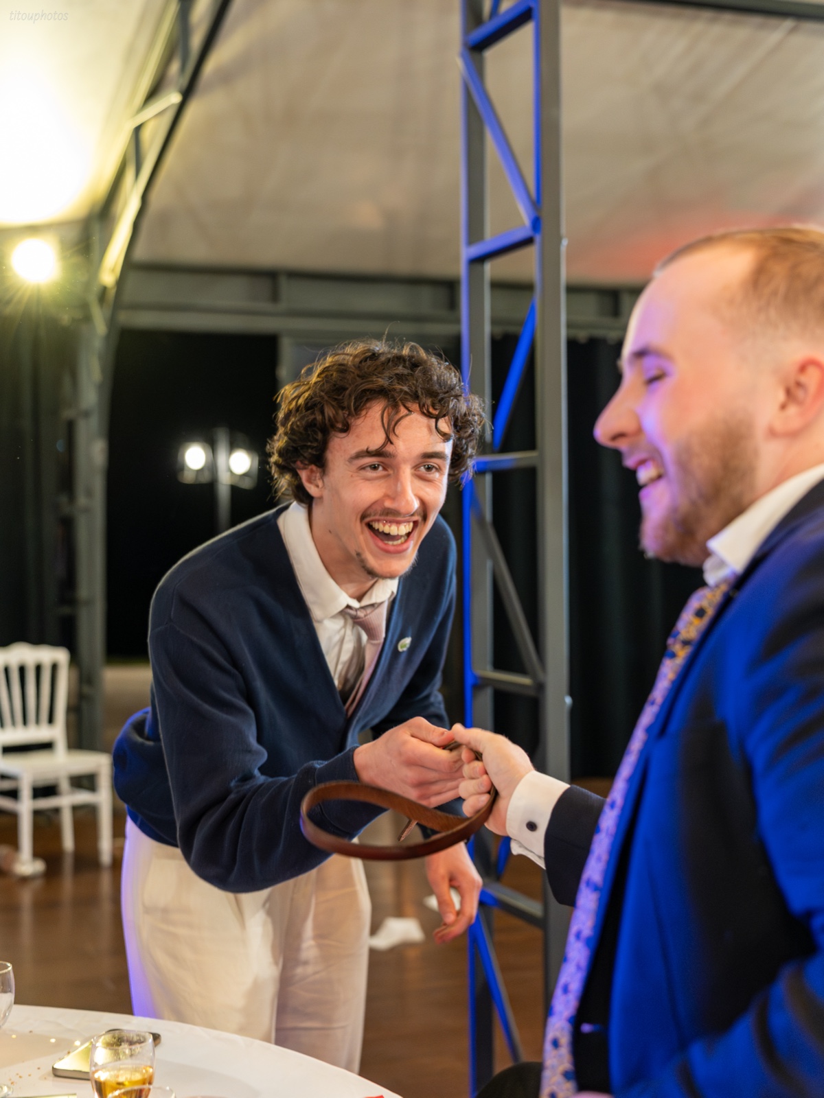 Deux invités échangent avec le sourire pendant le gala