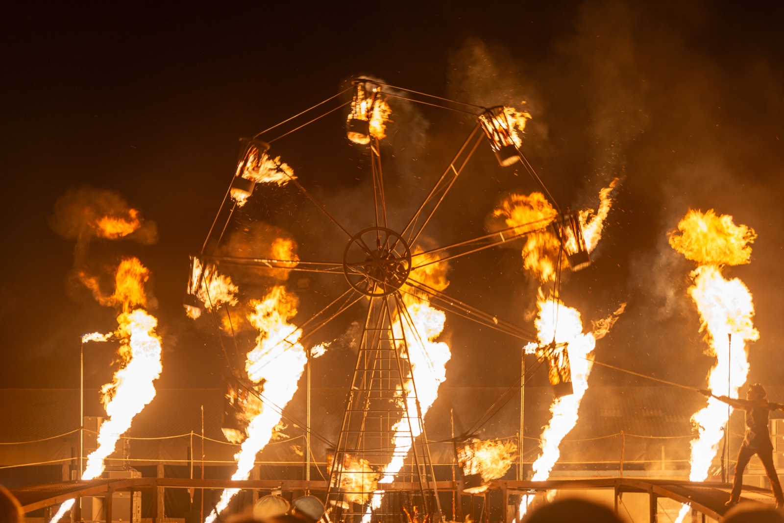 Roue et jets de flammes lors du spectacle Pyromènes au festival Mimos