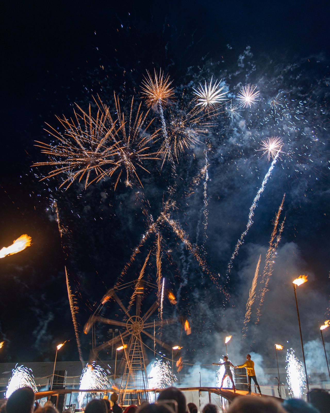 Artistes et feux d’artifice sur scène lors du spectacle Pyromènes